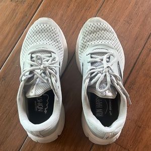 Brooks Signal 3 size 6